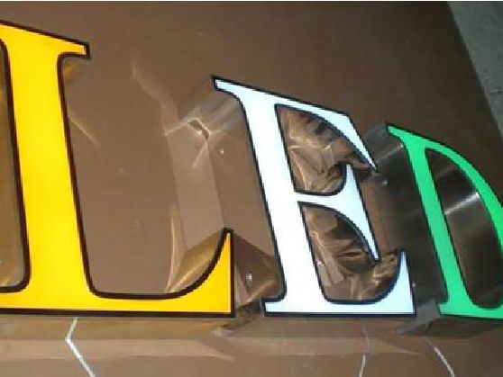 南部介绍LED招牌的基础知识。